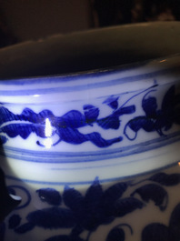 Een grote Chinese blauwwitte dekselvaas met figuratieve medaillons, Wanli, Ming